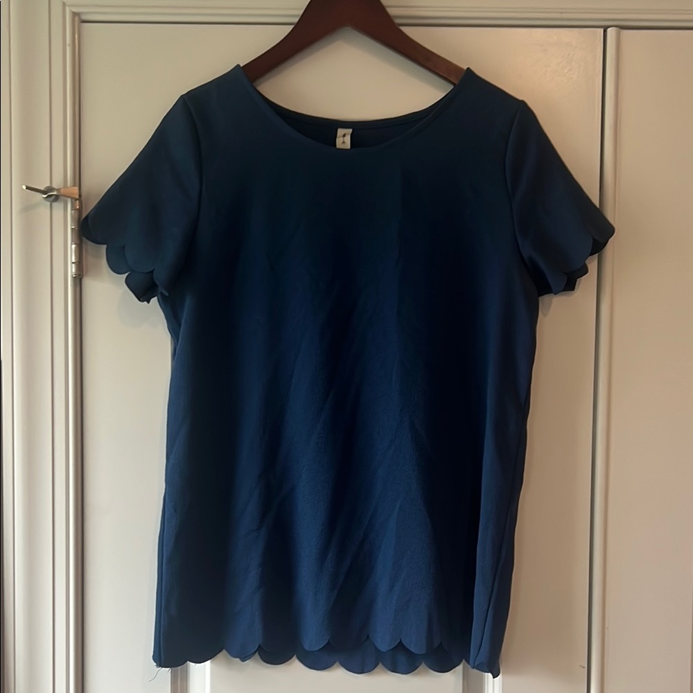 Blue short sleeve t-shirt with scalloped edges